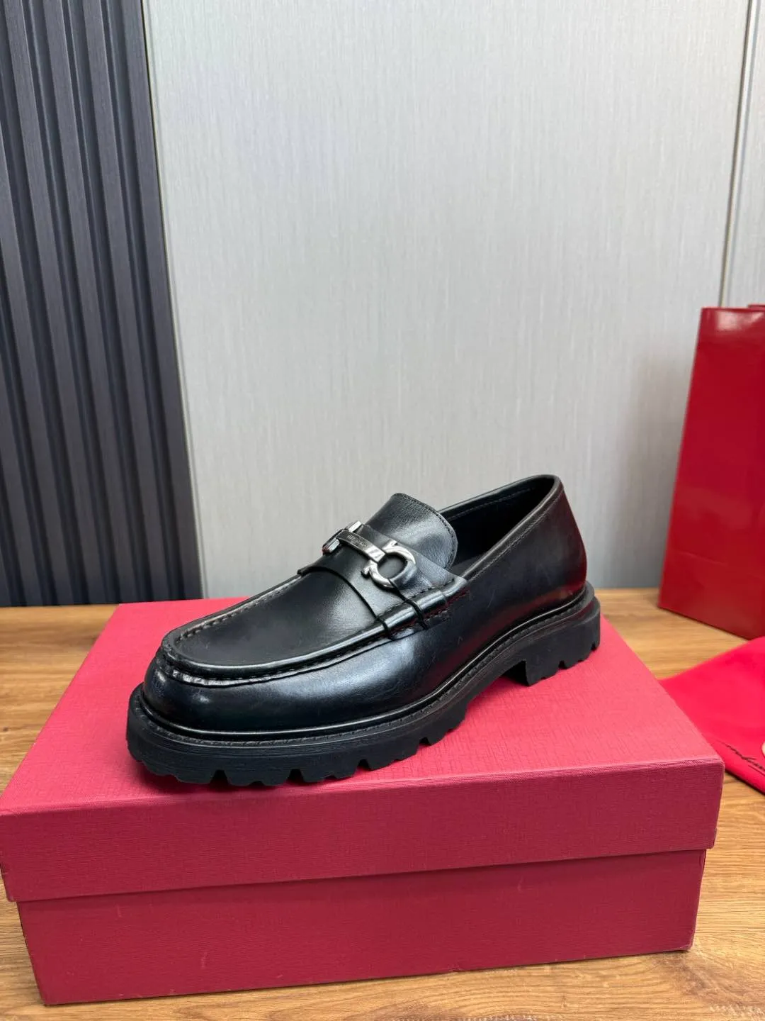 Men's shoes 💰880💰 Ferragamo. [Ferragamo] men's thick-soled loafers, the latest hot style, 1:1 original purchase quality, top quality, imported open-edge beaded cowhide leather on the upper, hand-made three-dimensional stitching highlights the round toe design, the inner foot pads are all imported cowhide, with original lightweight foam outsole, matching code 39-44, (38, 45 custom-made, non-refundable)